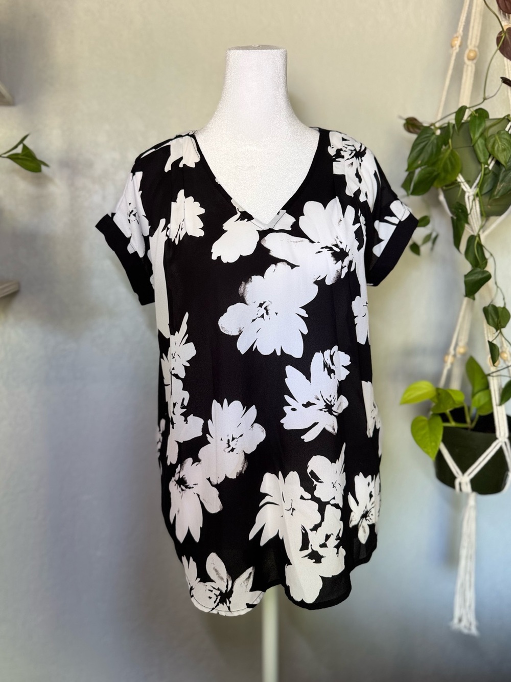 Simply Vera Vera Wang Black and White Floral V-Neck Blouse
